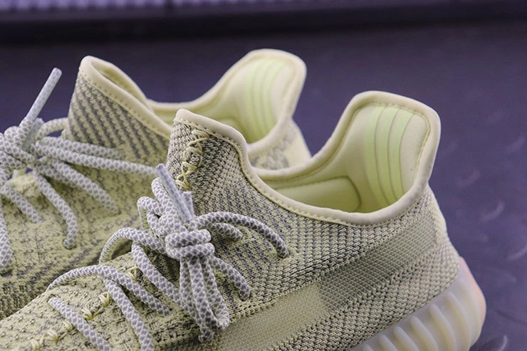 YEEZY 350 V2 안틀리아 리플렉티브