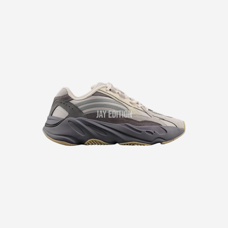따뜻한 그레이와 브라운 톤이 섞인 어퍼와 베이지 미드솔로 구성된 어스톤 무드의 YEEZY 700 테프라