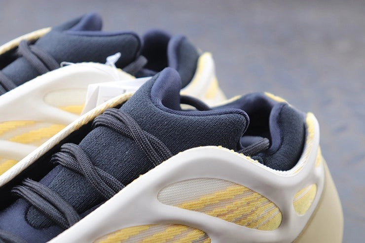 YEEZY 700 V3 새플라워