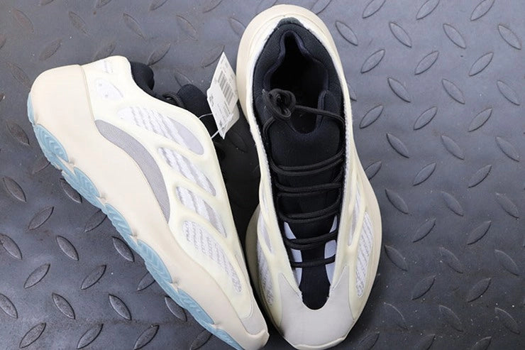 YEEZY 700 V3 아자엘