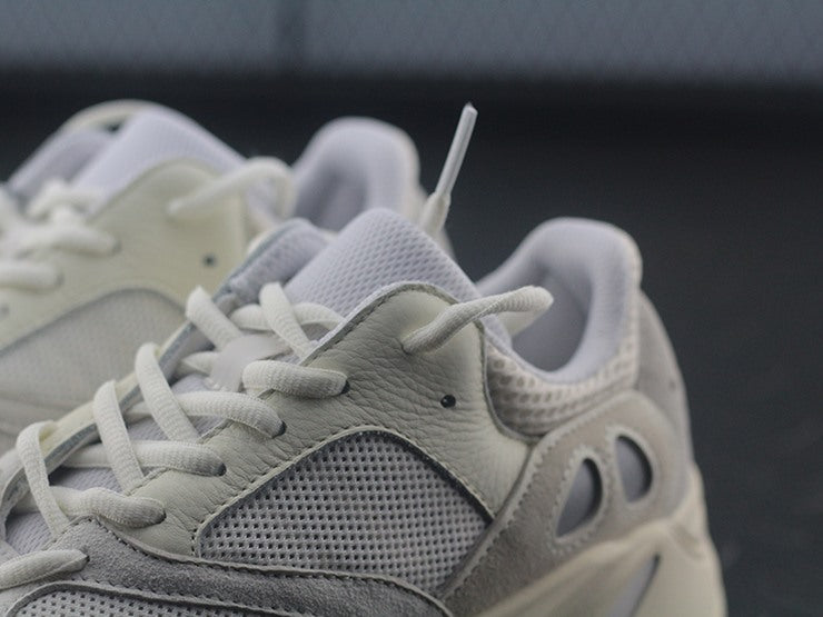 YEEZY 700 아날로그