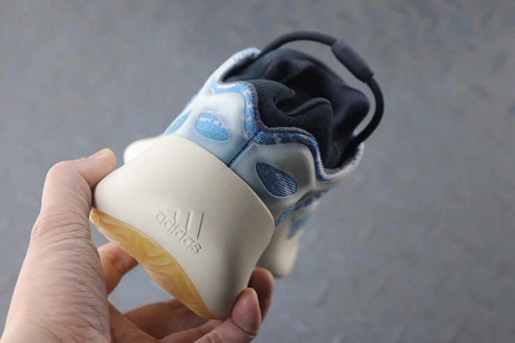 YEEZY 700 V3 카이아나이트