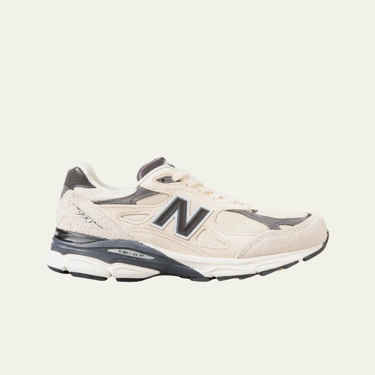 뉴발란스 990v3 메이드 인 USA 문빔 마가다미아 넛, 부드러운 크림톤과 고급스러운 스웨이드의 조화로 완성된 따뜻한 컬러웨이