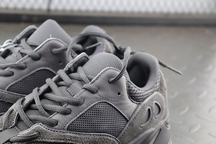 YEEZY 700 유틸리티 블랙