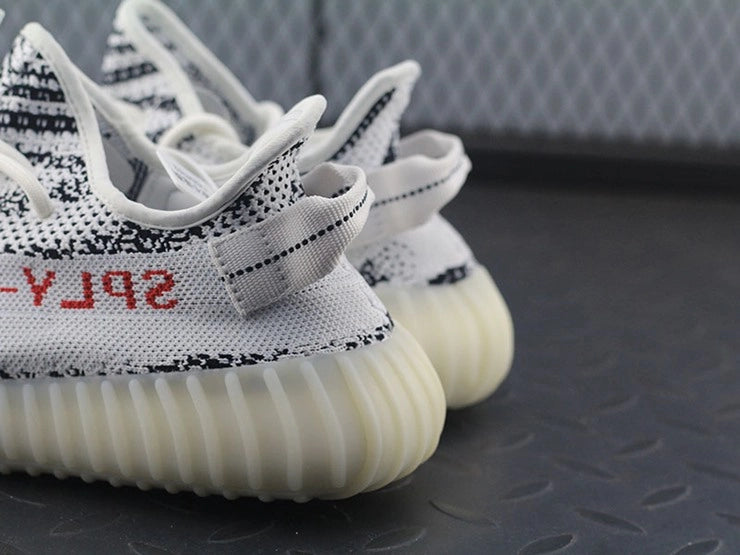 YEEZY 350 V2 지브라