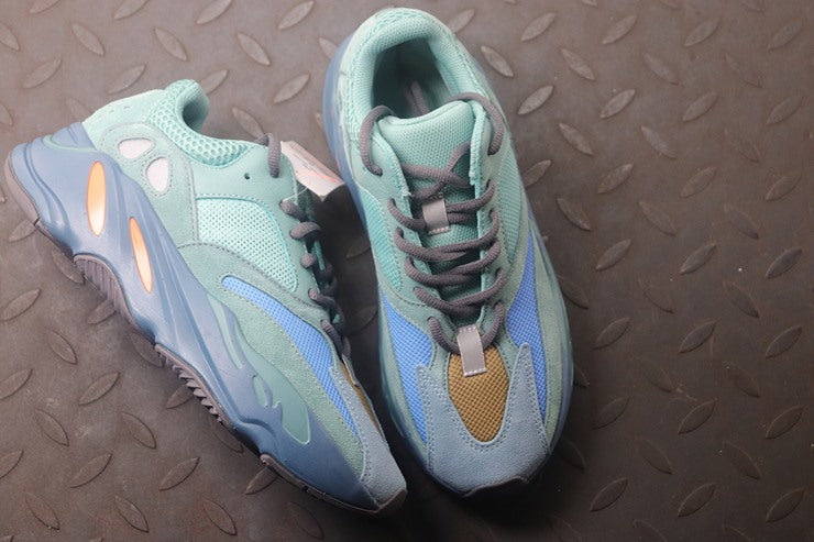 YEEZY 700 페디드 아주르