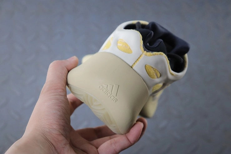 YEEZY 700 V3 새플라워