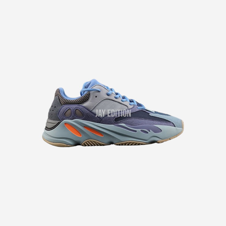 YEEZY 700 카본 블루, 딥 블루 어퍼와 차콜 스캐폴드의 조화가 도시적이고 시크한 무드를 전달하는 컬러웨이