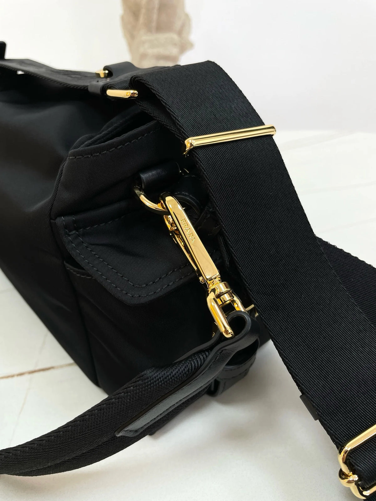 국내) 프라다 익스플로어 미디엄 리나일론 숄더백