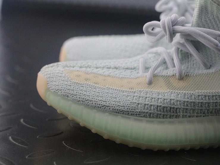 YEEZY 350 V2 하이퍼스페이스