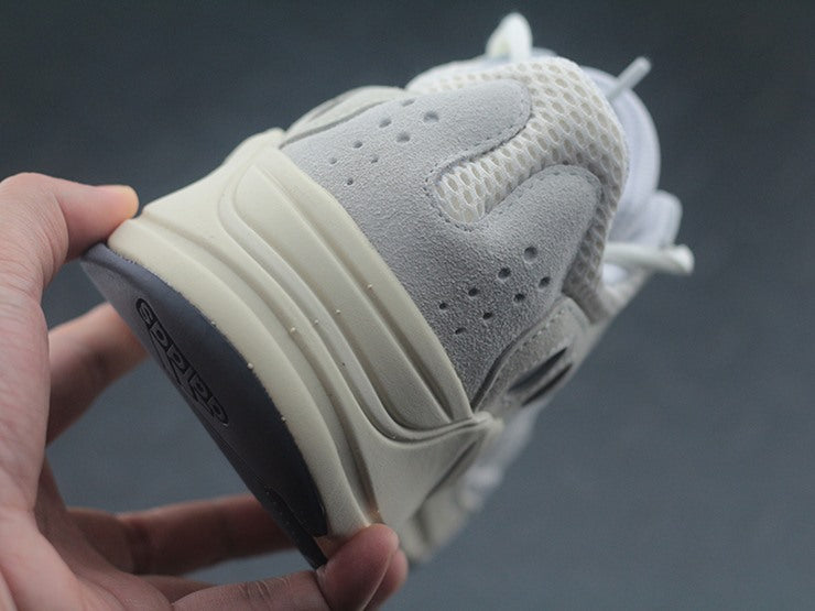 YEEZY 700 아날로그