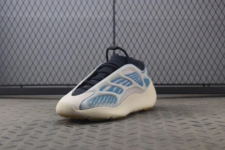 YEEZY 700 V3 카이아나이트