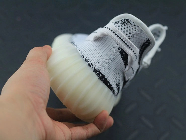 YEEZY 350 V2 지브라