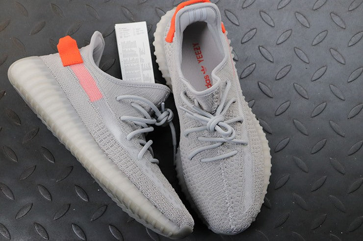YEEZY 350 V2 테일라이트