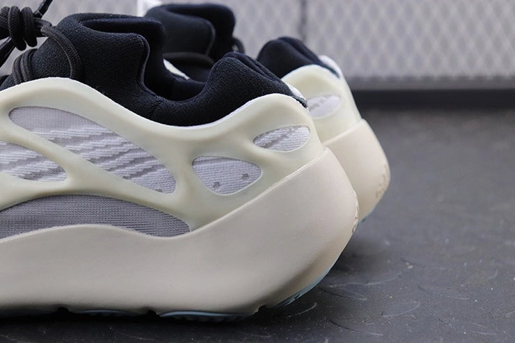 YEEZY 700 V3 아자엘