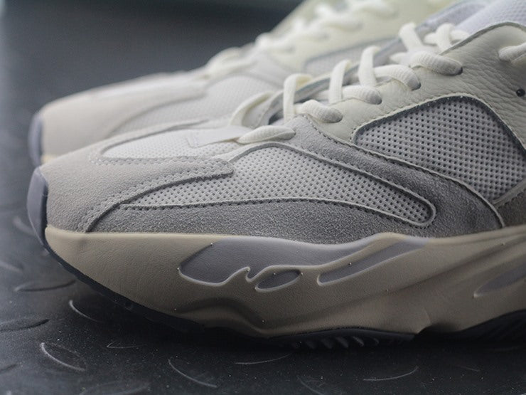 YEEZY 700 아날로그