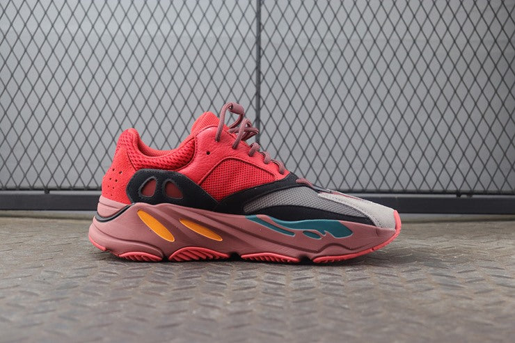 YEEZY 700 하이레스 레드