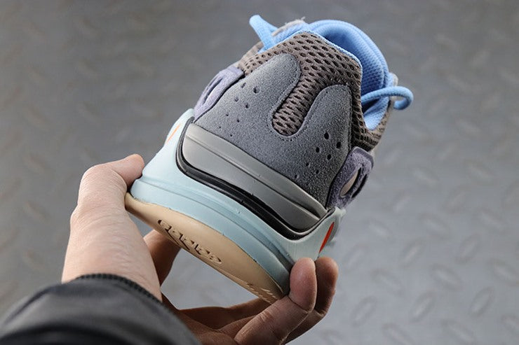 YEEZY 700 카본 블루