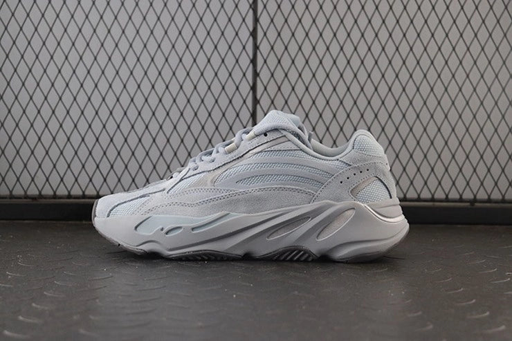 YEEZY 700 호스피탈 블루