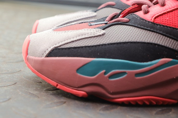 YEEZY 700 하이레스 레드