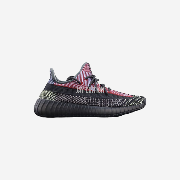 YEEZY 350 V2 예힐, 딥 그레이 계열에 블루 계열 포인트가 섞인 유니크한 배색의 어퍼 디자인