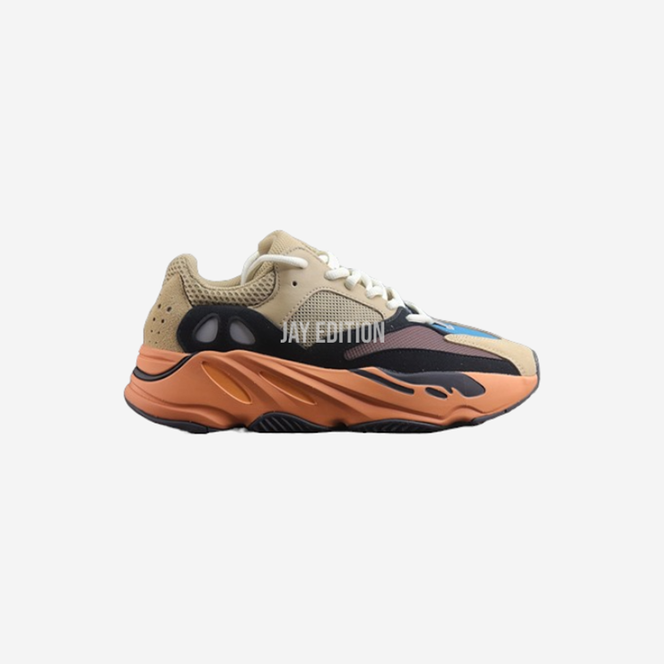 YEEZY 700 인플레임 앰버, 따뜻한 앰버 톤의 어퍼와 대비되는 오렌지 스캐폴드가 돋보이는 컬러풀한 조합