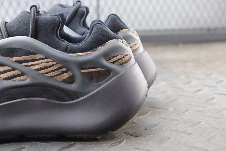 YEEZY 700 V3 클레이 브라운