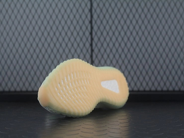 YEEZY 350 V2 하이퍼스페이스