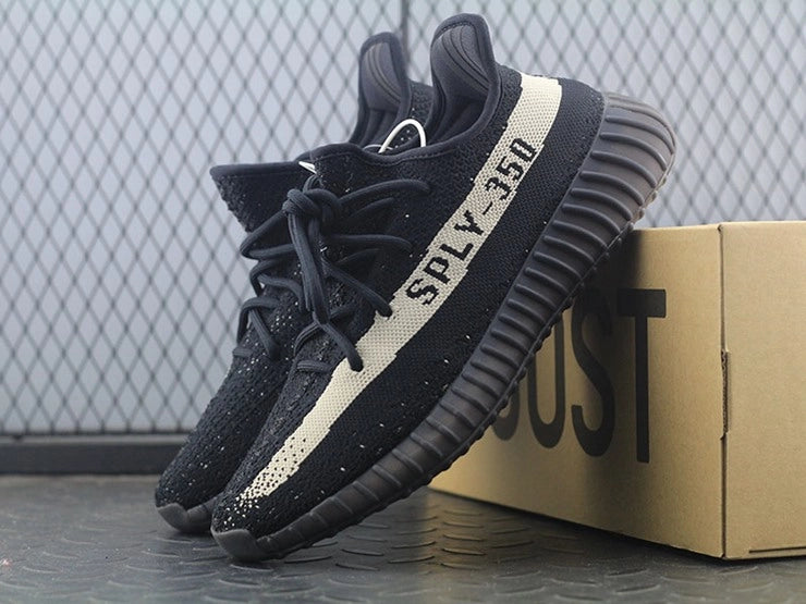 YEEZY 350 V2 오레오