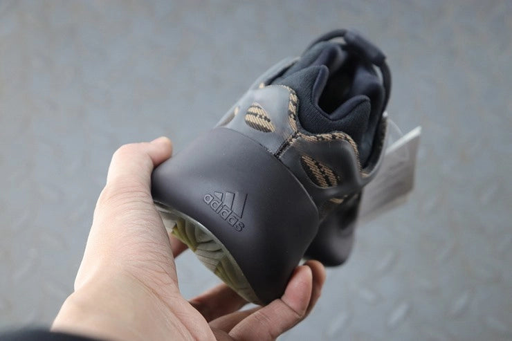 YEEZY 700 V3 클레이 브라운