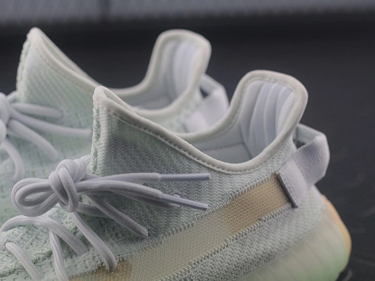 YEEZY 350 V2 하이퍼스페이스