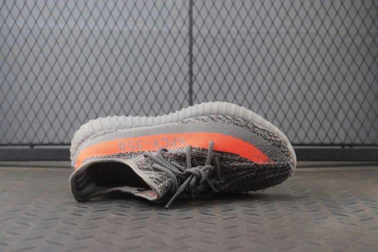 YEEZY 350 V2 벨루가 솔라레드