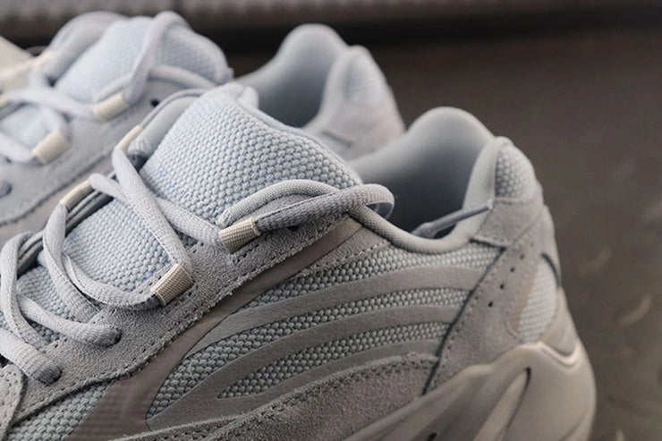 YEEZY 700 호스피탈 블루