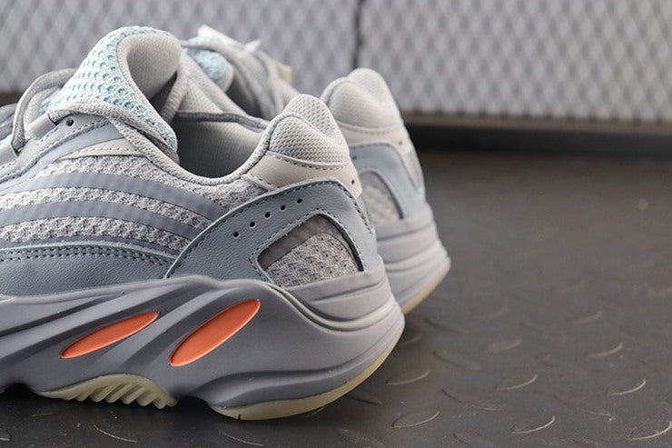 YEEZY 700 이너시아