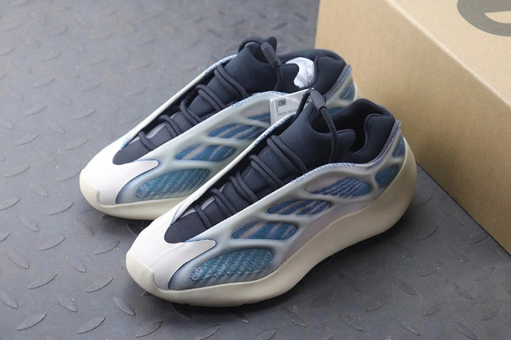 YEEZY 700 V3 카이아나이트