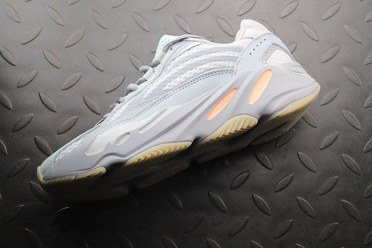 YEEZY 700 이너시아