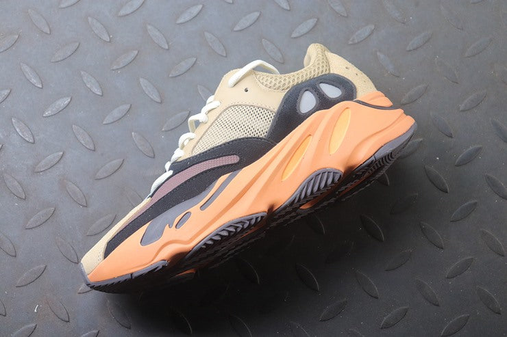 YEEZY 700 인플레임 앰버