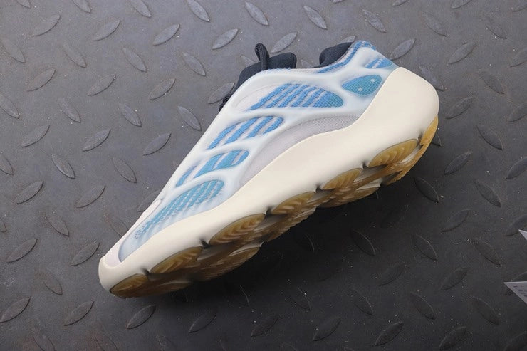 YEEZY 700 V3 카이아나이트
