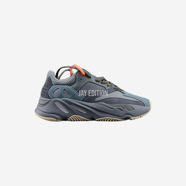 틸 블루 및 다크 네이비 색조의 조화와 부스트 쿠셔닝이 결합된 레이어드 스타일의 YEEZY 700 틸 블루