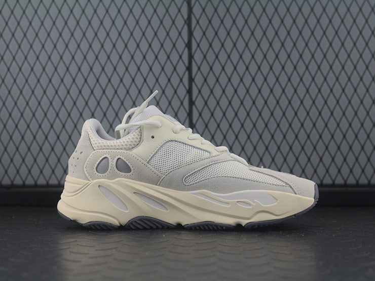 YEEZY 700 아날로그
