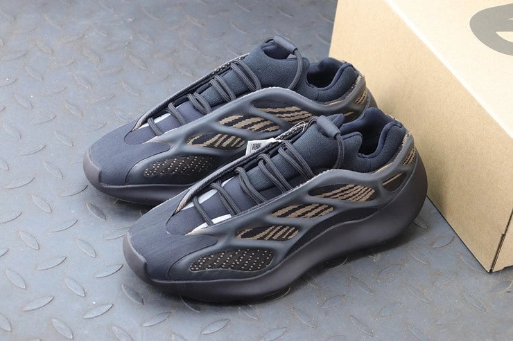 YEEZY 700 V3 클레이 브라운