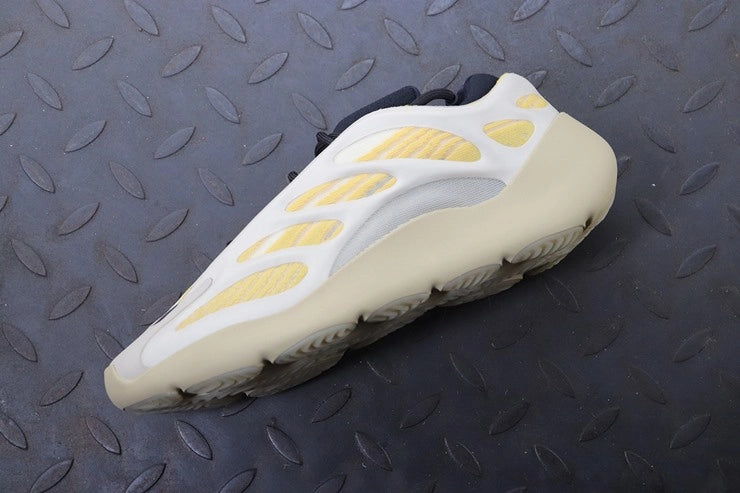 YEEZY 700 V3 새플라워