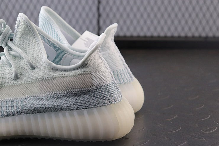 YEEZY 350 V2 클라우드 화이트