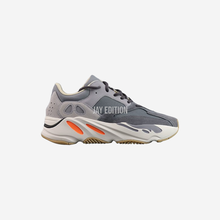 YEEZY 700 마그넷, 어두운 스모크 그레이 컬러와 빛 반사 소재가 믹스된 강렬한 야간용 에디션