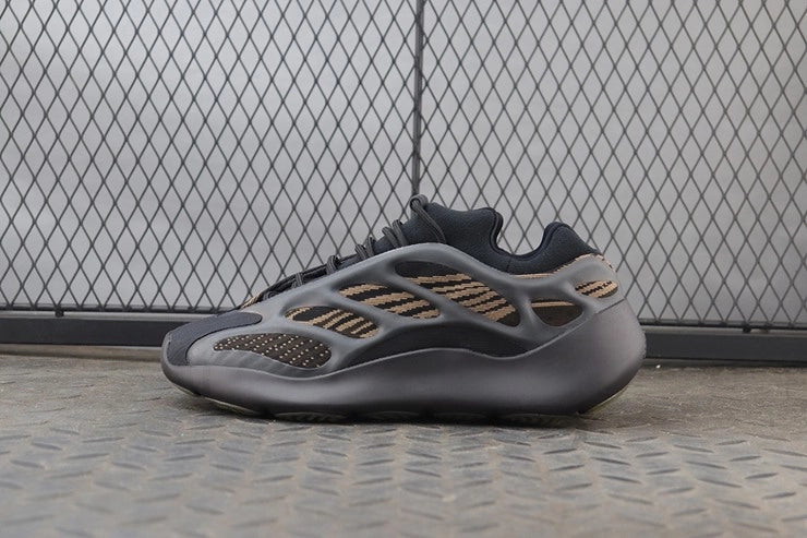 YEEZY 700 V3 클레이 브라운