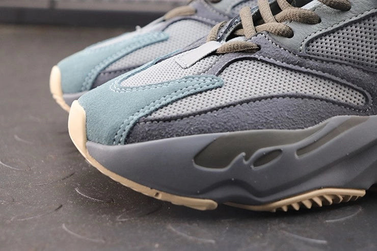 YEEZY 700 틸 블루