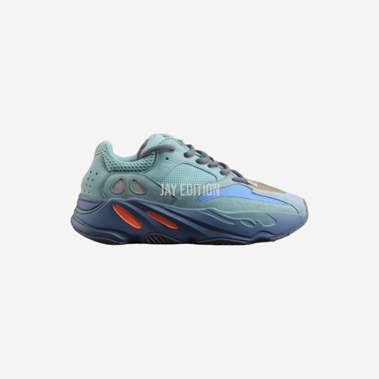 뉴트럴 톤의 아주르 베이지 컬러와 입체감 있는 구조의 패널링이 특징인 YEEZY 700 페디드 버전