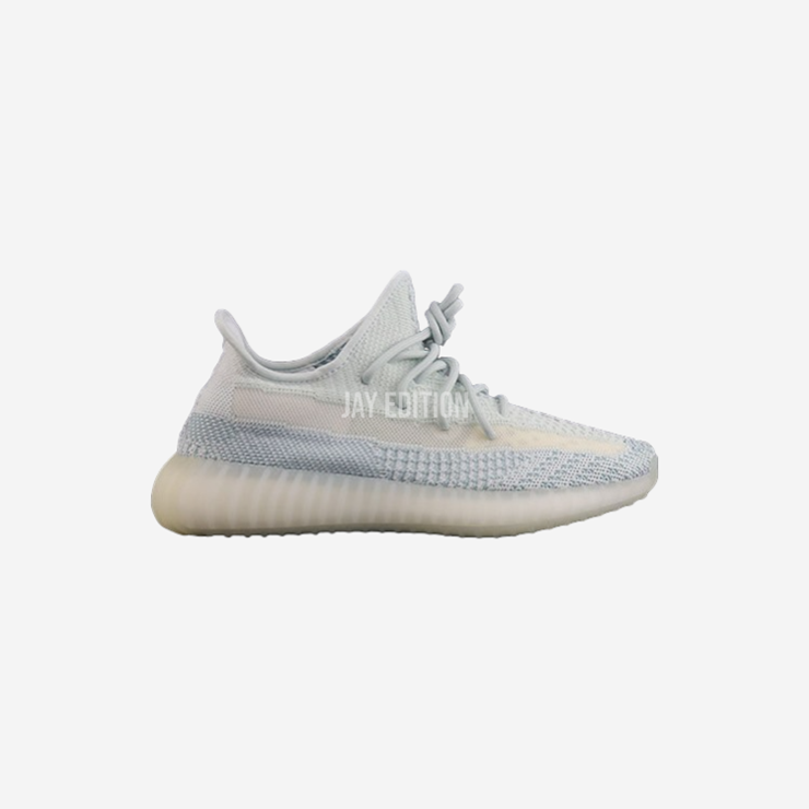 YEEZY 350 V2 클라우드 화이트, 밝은 화이트와 스카이블루 계열이 섞인 부드러운 컬러의 클린한 디자인