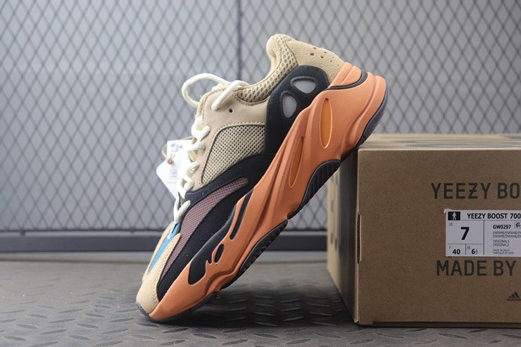YEEZY 700 인플레임 앰버