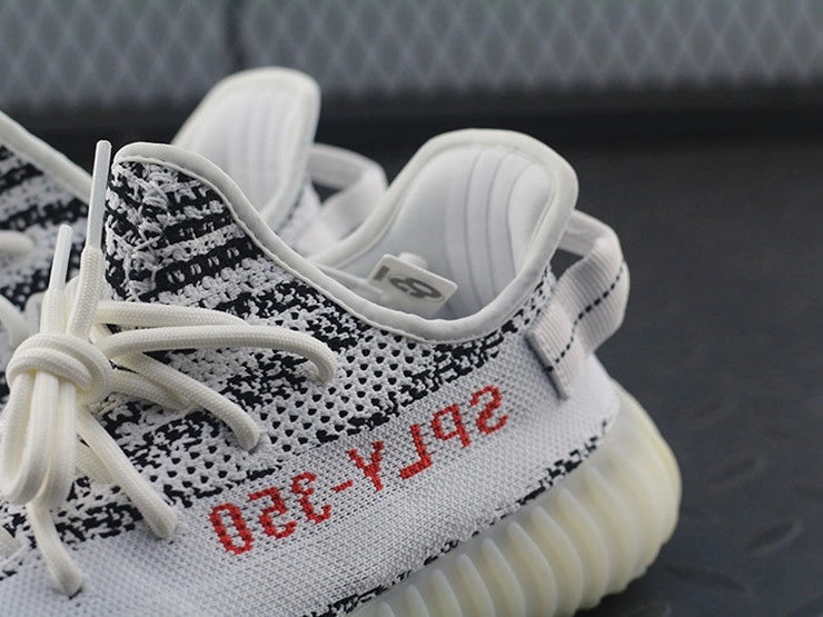 YEEZY 350 V2 지브라